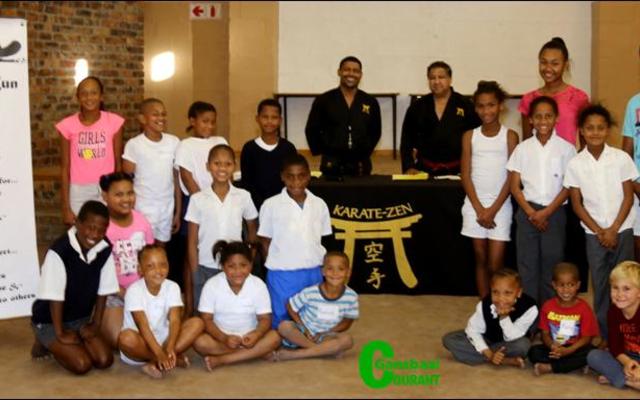 Hierdie groep karatekas het almal hulle eerste gradering geslaag (wit gordels) en sien uit om voortaan aan kompetisies deel te neem. Tweede Dan Sensei, Enrico Delport staan links agter en Sesde Dan swart gordel, Renshi Billy Chellan, is gereed vir die gradering.