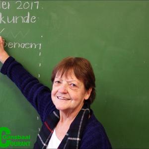 Sarah du Toit voor die skryfbord in haar klaskamer, wat nÃ  28 jaar by Laerskool Gansbaai en 37 jaar in die onderwys op 31 Mei 2017 afgetree het.