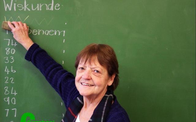 Sarah du Toit voor die skryfbord in haar klaskamer, wat nÃ  28 jaar by Laerskool Gansbaai en 37 jaar in die onderwys op 31 Mei 2017 afgetree het.