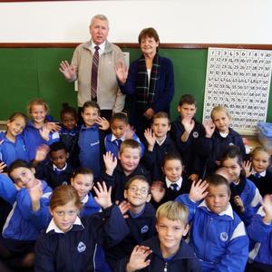 Laerskool Gansbaai se skoolhoof, mnr Eben van der Merwe (links) saam met Sarah du Toit by haar hartseer graad 2 leerders, tydens haar laaste skooldag, 31 Mei 2017. 