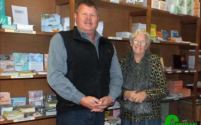 Fanie Bothma saam met Charlotte Elliott in die stoor waar sy haar drukpers vir geestelike lektuur steeds op hoÃ« ouderdom en bloot op geloof bedryf.