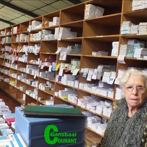 Charlotte Elliott sit hier in haar stoorkamer met net â€˜n deel van die enorme hoeveelheid geestelike lektuur wat agter haar sigbaar is.