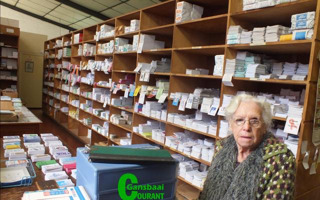 Charlotte Elliott sit hier in haar stoorkamer met net â€˜n deel van die enorme hoeveelheid geestelike lektuur wat agter haar sigbaar is.