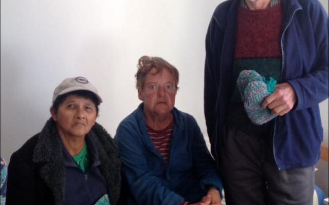 Dankbaar dat hul voete nie die winter koud gaan bly nie is van links Emma Nieuman, Frieda Groenewald en Attie van Niekerk.