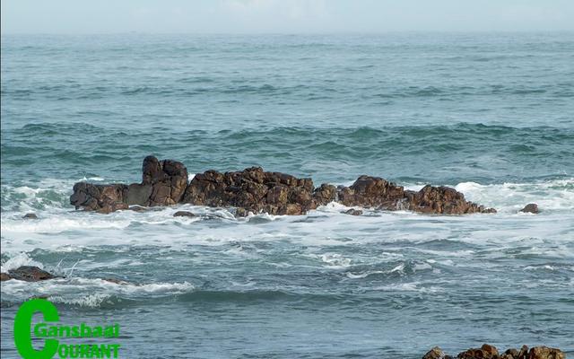 Die oorspronklike (â€œbeforeâ€) foto van Piet Visagie wat hy vir beoordeling by Gansbaai Fotografieklub ingedien het, bestaan slegs uit â€˜n rotsbank wat by Franskraal bokant die see uitsteek.