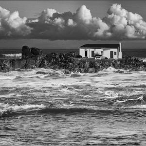 Piet Visagie se â€œafterâ€ foto van die rotsbank in Franskraal se see, vertel â€˜n ander verhaal - dÃ¬e van sy eie â€œPrivate Islandâ€ met wolke in die lug, Strandveld Museum en al.