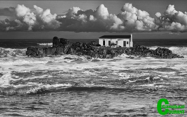 Piet Visagie se â€œafterâ€ foto van die rotsbank in Franskraal se see, vertel â€˜n ander verhaal - dÃ¬e van sy eie â€œPrivate Islandâ€ met wolke in die lug, Strandveld Museum en al.
