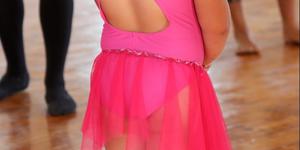 Die jong ballet-dansertjie verstom haar aan al die bedrywighede.