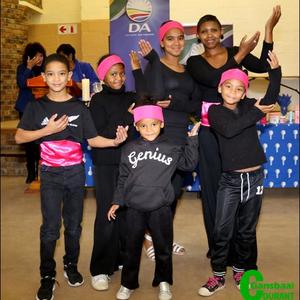 â€˜n Dansgroepie onder leiding van Mandy Phillips het die gaste vermaak.  Voor staan Elizabeth en Debra Esau.  Agter van links:  Tazneen  en Haybre Baartman en Raynique en Mandy Phillips.