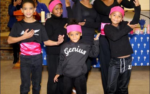 â€˜n Dansgroepie onder leiding van Mandy Phillips het die gaste vermaak.  Voor staan Elizabeth en Debra Esau.  Agter van links:  Tazneen  en Haybre Baartman en Raynique en Mandy Phillips.