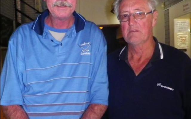 Die trotse wenners van Saterdag se 2 Bal Samespel Stable-ford was Dicky de Kock (links) en Sextus Neethling.