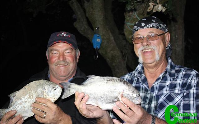 Met net twee â€œgaljoentjiesâ€ wat in bittere koue weer tydens Overberg Kushengelklub gevang is, kon dit nie moeilik gewees het om die wenners aan te wys nie. Links is Oubaas Lesch (2de plek) met sy 820g galjoentjie en langs hom Louis Otto (1ste plek) met sy 840g galjoentjie.