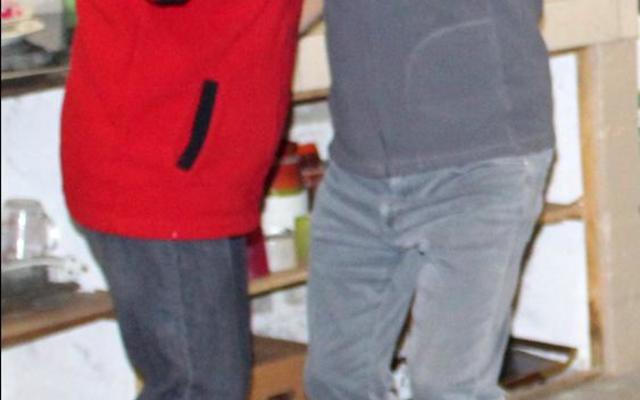 â€˜n Gesellige oomblik tydens Overberg Kushengelklub se hamburgeraand, met jeukerige dansvoete op maat van die Rummy Cub Orkes se musiek.