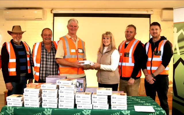 Gansbaai was die eerste dorp in Suid-Afrika wat tegnologies gevorderde digitale radios ontvang het om misdaadbekamping te vergemaklik.  Hier oorhandig Elmarie van Dalen, voorsitter van AfriForum se Overstrand-tak die radios amptelik aan Mark Collings, voorsitter van die Groter Gansbaai Buurtwag.  In hulle splinternuwe glimbaadjies staan die buurtverteenwoordigers van links:  Johan Pieterse (Perlemoenbaai), Kobus van Staden (Franskraal), Cassie Smith (Kleinbaai), Mark (De Kelders) en Elmarie, Hugh-Daniel Grobler (Gansbaai â€“ ook ondervoorsitter van die Groter Gansbaai buurtwag) en Johan du Toit (Pearly Beach). 