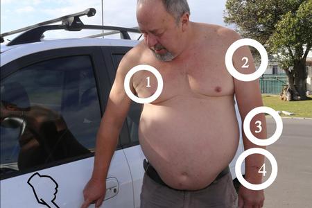 Jakkals Scholtz is kort na sy 60ste verjaardag 5 keer met â€˜n mes gesteek nadat hy met â€˜n slenter van die N2 afgedwing is.  Hy was oppad na Kaapstad Lughawe om sy vrou te gaan haal.  Hier wys hy na â€˜n bloedstreep teen sy motor wat agter gelaat is deur sy aanvaller. Hy vermoed die rower is deur die glasstukke van sy motor se stukkende passasiersruit gesny toe hy weggejaag het. 