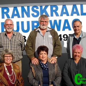   Franskraal Buurtwag se verkose bestuur. Voor van links Annaleen Genade (sekretaresse), Melinda van der Merwe (tesourier) en Elsa Lourens (lid). Agter van links John Galvin (visie-voorsitter), Willem van der Merwe (voorsitter) en Attie Barnard (lid).