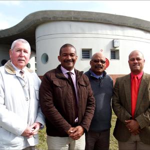 â€˜n Geskiedkundige oomblik met al 4 Gansbaai se skoolhoofde bymekaar tydens die bekendstelling van Masakhane Primary School aan die ander skole. Van links mnre Eben van der Merwe (Laerskool Gansbaai), Tommy Volkwyn (Masakhane Primary School), Tommy Wilson (Gansbaai Academia) en Neil Pedro (Gansbaai PrimÃªr). 
