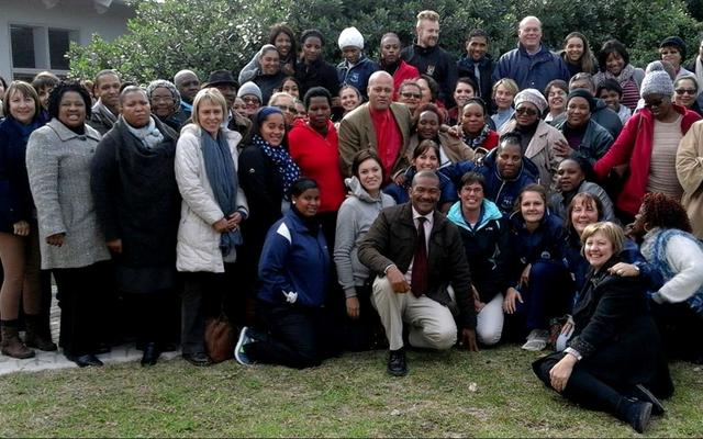 Net so â€˜n geskiedkundige oomblik soos met die 4 skoolhoofde bymekaar, was die teenwoordigheid van â€˜n groot getal onderwysers van Gansbaai Academia, Laerskool Gansbaai en Gansbaai PrimÃªr tydens die besoek van Gansbaai skole aan Masakhane Primary School.