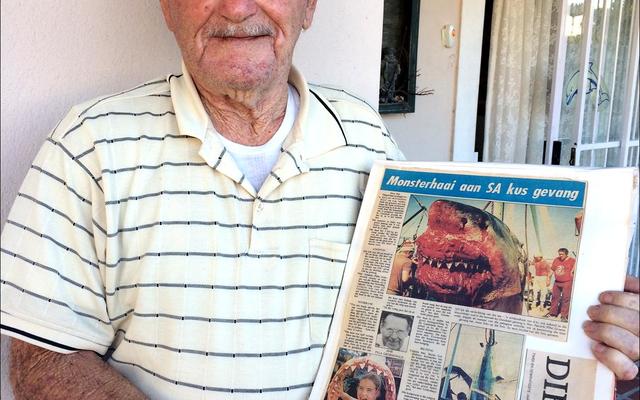 Oom Pilla Groenewald met die koerantberigte van 20 Januarie 1987.   Die vangs van die reusagtige â€˜witdoodhaaiâ€™ soos wat dit destyds genoem is, het  opspraak verwek. 