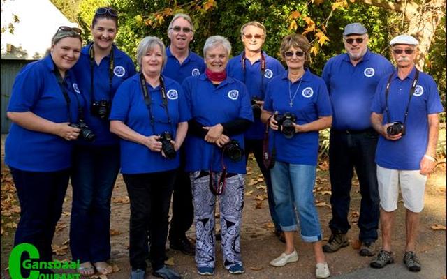 Die span fotograwe wat Greyton tydens die Meimaand uitstappie  op horings geneem het met die neem van herfslandskapsfotoâ€™s is van links Genevieve Bailey, Nelleke Ferreira, Veronica du Plessis, Marc du Plessis, Vera Swart, Christo Wessels, Annetjie Visagie, Riaan Jacobs en Piet Visagie. (Jane Bailey, wat ook daar was, het die foto geneem)