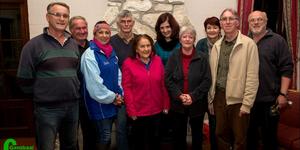 Die span fotograwe en twee gaste was dit eens dat die Wortelgat-naweek vir  fantastiese ontspanning, saamkuier, heerlike etes en pragtige fotoâ€™s  gesorg het. Voor van links: Christo en Annette Wessels, Miemie Pienaar en Veronica en Marc du Plessis. Agter van links Hardus Botha, Schalk Pienaar, Nelleke Ferreira en Dorothea en Riaan Jacobs.   