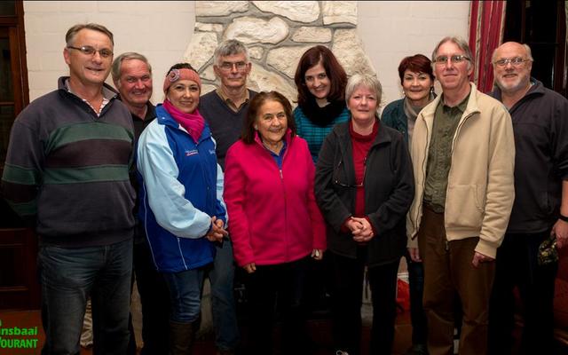 Die span fotograwe en twee gaste was dit eens dat die Wortelgat-naweek vir  fantastiese ontspanning, saamkuier, heerlike etes en pragtige fotoâ€™s  gesorg het. Voor van links: Christo en Annette Wessels, Miemie Pienaar en Veronica en Marc du Plessis. Agter van links Hardus Botha, Schalk Pienaar, Nelleke Ferreira en Dorothea en Riaan Jacobs.   