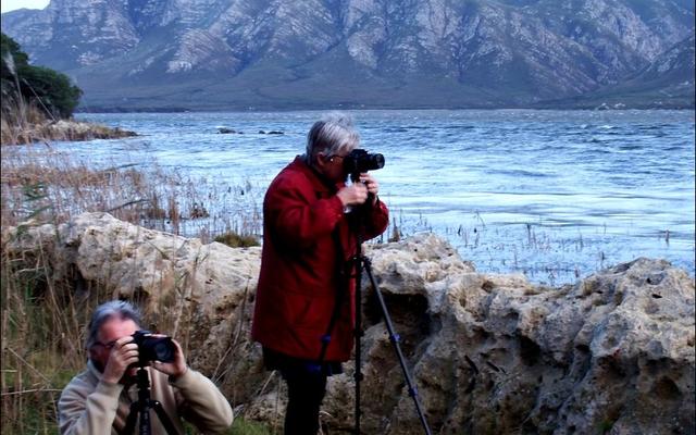 Die twee klublede wat as â€˜n reÃ«l baie hard werk en veral tydens die naweek te Wortelgat, Marc en Veronica du Plessis, is hier in aksie met hul kameras.