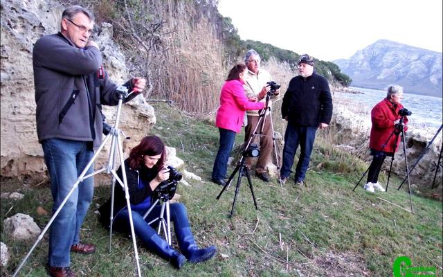 â€˜n Deel van Gansbaai Fotografieklub se lede in aksie waar hulle onsuksesvol in die koue na â€˜n sonsondergang by Wortelgat gewag het. Van links is Christo Wessels, Nelleke Ferreira, Miemie Pienaar, Marc du Plessis, Riaan Jacobs en Veronica du Plessis.