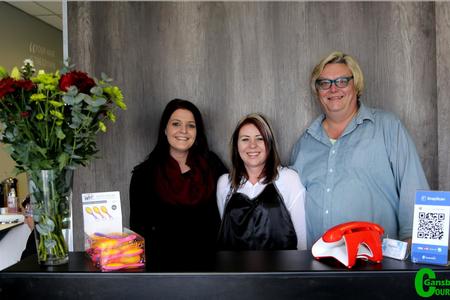 Al heeltemal tuis in hulle pragtige, ruim nuwe salon glimlag Christelle Lourens, Chantell Gericke en Olivia Breedt, die drie haarkappers van Snippets Haarsalon.