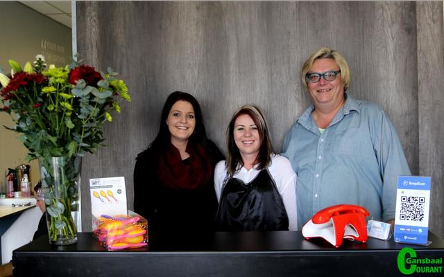 Al heeltemal tuis in hulle pragtige, ruim nuwe salon glimlag Christelle Lourens, Chantell Gericke en Olivia Breedt, die drie haarkappers van Snippets Haarsalon.