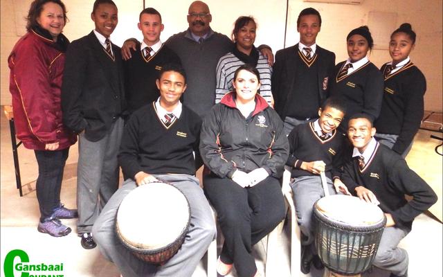 Die gewilde Marimba Orkes van Gansbaai Academia is genooi om aan die Internasionale Marimbafees in Boksburg, Gauteng te gaan deelneem. Voor van links Lorenzo Geldenhuys, Rialet Marais (afrigter), Jaygon Visagie en Sebastian Johnson. Agter van links Anneri Harding-Male (Leerderondersteuningsopvoeder), SimornÃ© Europa, Izaan Newman, Tommy Wilson (skoolhoof), Ulrich Visagie, HeidrÃ© Loff en Daylen Tobias. 