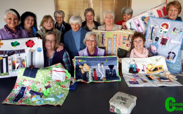 Die groep dames van Overberg Kwiltersgilde tydens een van hulle werksessies, waarvan sowat 8 van hulle â€œvroetelkombersiesâ€ gemaak het wat deur Alzheimerlyers benut kan word. Voor van links Nettie le Roux, Olga Kuschke (voorsitter) en Yvonne Joubert. Agter van links Grietjie Meyer, Alda Rowan, Margarette Clarens, Adri Wessels, Hettie Lass, Suzette Reineke, Mansie Pienaar, Carol McKenzie en Christel Sprong.  