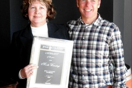 Mariki Woensdrecht van Fine & Country is tydens â€˜n funksie te Birkenhead Brouery (Stanford), as Agent-van-die-Jaar aangewys. Hier staan sy by Stephen Weeden (Prinsipaal.)