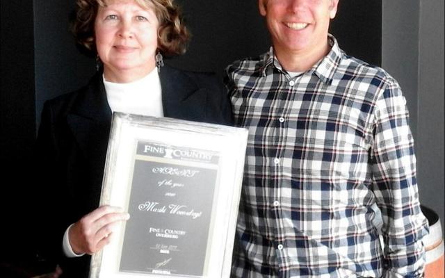 Mariki Woensdrecht van Fine & Country is tydens â€˜n funksie te Birkenhead Brouery (Stanford), as Agent-van-die-Jaar aangewys. Hier staan sy by Stephen Weeden (Prinsipaal.)