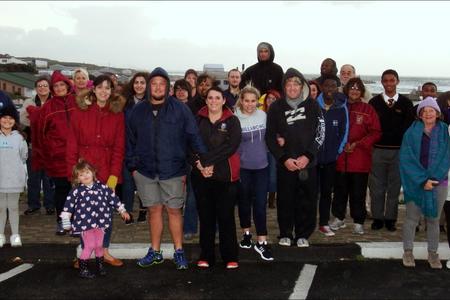 Hierdie groot groep vrolike stappers het onlangs fyn reÃ«n en koue getrotseer om vanaf die Toerismekantoor na Gansbaai hawe en terug te stap ter stywing van Gansbaai Academia Marimba Orkes se fondse om aan die Internasionale Marimbafees in Gauteng te gaan deelneem.