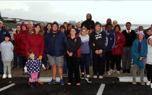 Hierdie groot groep vrolike stappers het onlangs fyn reÃ«n en koue getrotseer om vanaf die Toerismekantoor na Gansbaai hawe en terug te stap ter stywing van Gansbaai Academia Marimba Orkes se fondse om aan die Internasionale Marimbafees in Gauteng te gaan deelneem.