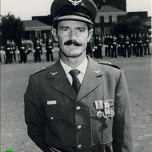 Alec Kitley op ongeveer 34-jarige ouderdom in 1983 in Pretoria, toe al met sy bekende snor, tydens â€˜n medalje-oorhandiging deur die Suid-Afrikaanse Lugmag.