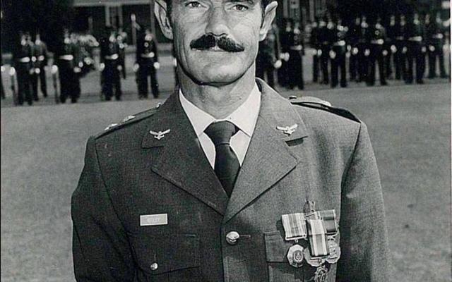 Alec Kitley op ongeveer 34-jarige ouderdom in 1983 in Pretoria, toe al met sy bekende snor, tydens â€˜n medalje-oorhandiging deur die Suid-Afrikaanse Lugmag.