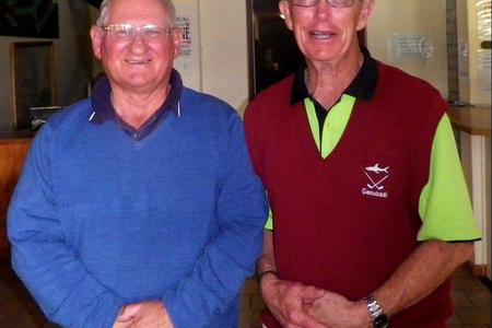 Solly Wessels (links), wat weer koning in die Houespel- en Sloegterskompetisie gekraai het, staan hier by Daan Victor, visie-klubkaptein.