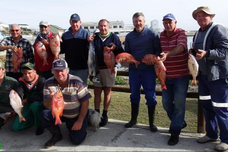 Die Birkenhead boothengelaars tydens verlede Saterdag se boothengelkompetisie spog almal met â€˜n rooi roman, Ã²f â€˜n rooi stomp, Ã²f altwee, asook â€˜n snoek van 3.4kg (agter, 4de van links). Voor van links Jacques Swanepoel, Hennie Groenewald en Ben Uys. Agter van links Leon Lombard, Bertus Prins, Bev Swart, Piet le Roux, George Roman, Jean Downing en Gavin Engelbrecht.