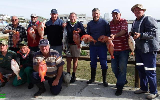 Die Birkenhead boothengelaars tydens verlede Saterdag se boothengelkompetisie spog almal met â€˜n rooi roman, Ã²f â€˜n rooi stomp, Ã²f altwee, asook â€˜n snoek van 3.4kg (agter, 4de van links). Voor van links Jacques Swanepoel, Hennie Groenewald en Ben Uys. Agter van links Leon Lombard, Bertus Prins, Bev Swart, Piet le Roux, George Roman, Jean Downing en Gavin Engelbrecht.