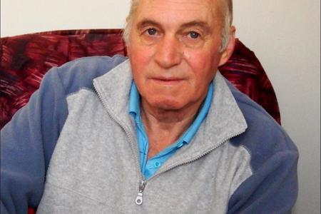 â€˜n Rustige Lucas Geldenhuys in sy woning in Fountainhill, nadat hy verlede week 'n ernstige hartaanvaal gehad het en daarvan oortuig is dat sy lewe deur Gansbaai Kliniek se personeel gered is.