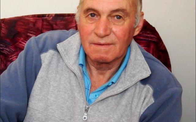 â€˜n Rustige Lucas Geldenhuys in sy woning in Fountainhill, nadat hy verlede week 'n ernstige hartaanvaal gehad het en daarvan oortuig is dat sy lewe deur Gansbaai Kliniek se personeel gered is.