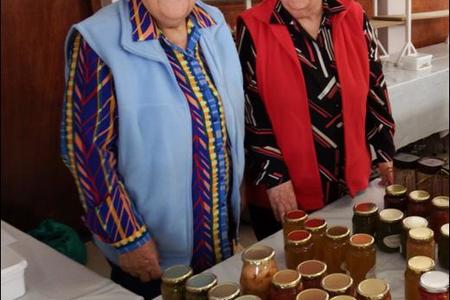 Gansbaai se 2 bekende ongetroude Matthee susters, wat â€˜n leeftyd onafskeidbaar was, doen hier diens by die tuisgemaakte konfyte tydens â€˜n HaS basaar. Ria staan links en wyle Nellie regs.