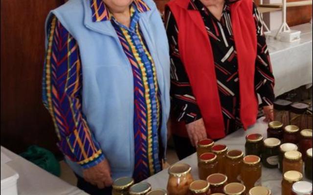 Gansbaai se 2 bekende ongetroude Matthee susters, wat â€˜n leeftyd onafskeidbaar was, doen hier diens by die tuisgemaakte konfyte tydens â€˜n HaS basaar. Ria staan links en wyle Nellie regs.