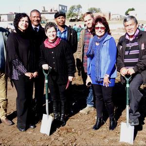 Van die hoofrolspelers tydens Gansbaai PrimÃªr se groot grasplantdag, waarna hulle nÃ²g â€˜n regmerkie kon voeg op hulle 70ste bestaansjaarwenslys was van links: Neil Pedro, Anine Volkwyn, Tommy Volkwyn, Maresa de Villiers, Jean Lewis, Steyn Muller, rdl Riana de Coning en Mervin Hess.