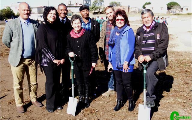Van die hoofrolspelers tydens Gansbaai PrimÃªr se groot grasplantdag, waarna hulle nÃ²g â€˜n regmerkie kon voeg op hulle 70ste bestaansjaarwenslys was van links: Neil Pedro, Anine Volkwyn, Tommy Volkwyn, Maresa de Villiers, Jean Lewis, Steyn Muller, rdl Riana de Coning en Mervin Hess.