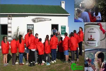 Die groep Landsdiensleerders van Paul Greyling Laerskool van Vishoek kuier hier by Jan en SD Fourie se Strandveldmuseum in Franskraal vir Strandveldstories. (Foto: Mariaan Burger)