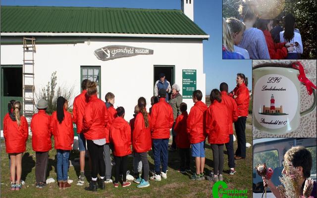 Die groep Landsdiensleerders van Paul Greyling Laerskool van Vishoek kuier hier by Jan en SD Fourie se Strandveldmuseum in Franskraal vir Strandveldstories. (Foto: Mariaan Burger)