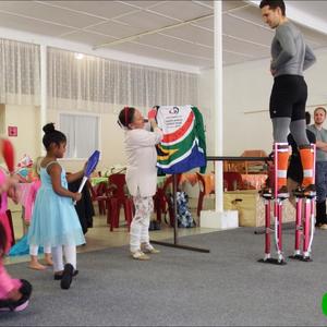 â€˜n Kyk â€œvanuit die hoogte.â€  Hier op sy stelte, is dit Wepenaar van der Walt wat afkyk na Christian Pinkerton (regs) se Suid-Afrikaanse trui wat laasgenoemde tydens die wÃªreld danskampioenskappe in 2015 aangehad het. Lynette van Wyk hou die trui vas.